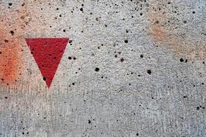 rosso punto cartello su calcestruzzo parete struttura sfondo. foto