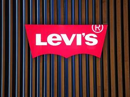 bangkok, Tailandia gennaio 18, 2024 levis cartello. levi Strauss e co è un americano capi di abbigliamento azienda quello era fondato nel Maggio 1853. foto