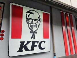 bangkok, Tailandia agosto 12, 2023 kfc fritte pollo cartello. kfc è famoso veloce cibo ristorante quello fondato nel marzo 20, 1930. foto