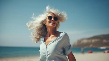 ai generato contento bellissimo danza maturo donna a spiaggia. salutare vita, gratuito, libertà, gioioso, lungo vivere foto