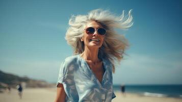 ai generato contento bellissimo danza maturo donna a spiaggia. salutare vita, gratuito, libertà, gioioso, lungo vivere foto