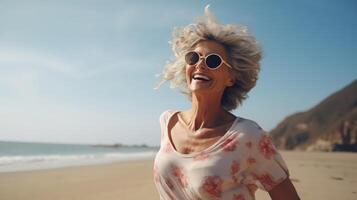 ai generato contento bellissimo danza maturo donna a spiaggia. salutare vita, gratuito, libertà, gioioso, lungo vivere foto