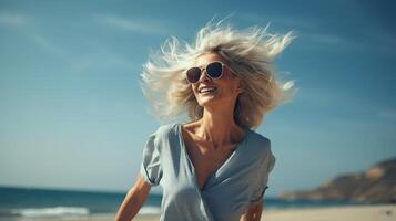 ai generato contento bellissimo danza maturo donna a spiaggia. salutare vita, gratuito, libertà, gioioso, lungo vivere foto