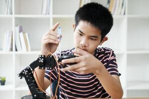 asiatico adolescente fare robot progetto nel scienza aula. tecnologia di robotica programmazione e stelo formazione scolastica concetto. foto