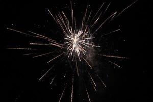 fuochi d'artificio nel il cielo. colorato notte cielo durante il nuovo anni vigilia. fuochi d'artificio Schermo. foto