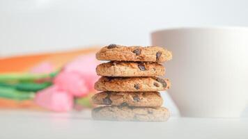 cioccolato patata fritta biscotti e un' bicchiere di latte caffè su un' bianca sfondo foto