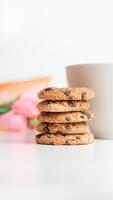 cioccolato patata fritta biscotti e un' bicchiere di latte caffè su un' bianca sfondo foto