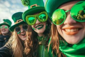 ai generato st. Patrick giorno celebrazione, allegro gruppo nel verde foto