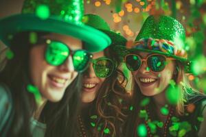 ai generato st. Patrick giorno celebrazione, allegro gruppo nel verde foto