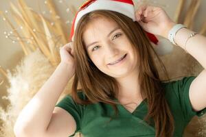 ritratto di adolescenziale ragazza con Santa cappello. foto