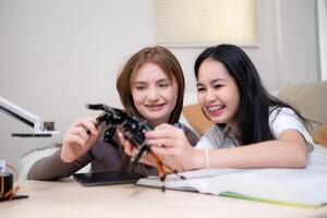 ritratto di adolescenziale ragazze studenti studiando con robot modello nel il vivente camera foto