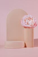 vuoto beige podio piattaforme o piedistalli con fioritura rosa fiore per Prodotto Schermo. vuoto sta per mostrando o presentazione prodotti. foto
