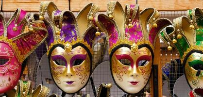 tradizionale veneziano maschere su scaffali nel Souvenirs negozio nel Venezia, Italia. bellissimo carnevale maschere nel varietà di colori. autentico e originale veneziano pieno volto maschere per carnevale. foto