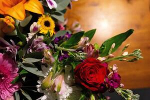 ancora vita. lusso primavera fiori su un' nero sfondo. colore fioritura. Basso chiave foto