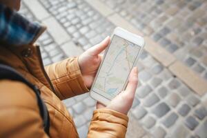 ai generato i viaggiatori mani Tenere smartphone Aperto carta geografica applicazione foto