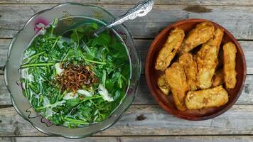 sayur bening bayam, spinaci chiaro verdura. indonesiano cibo di spinaci, spinaci la minestra. servito nel ciotola su grigio sfondo. vicino su. foto