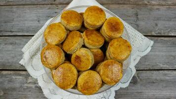 kue kacang o arachide burro biscotti, fatti in casa biscotti per eid mubarak. arachide torta o kue kacang è un' cibo quello è spesso servito su vacanze o su eid al-Fitr nel Indonesia nazione. foto