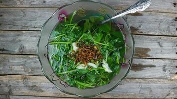 sayur bening bayam, spinaci chiaro verdura. indonesiano cibo di spinaci, spinaci la minestra. servito nel ciotola su grigio sfondo. vicino su. foto