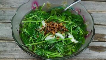 sayur bening bayam, spinaci chiaro verdura. indonesiano cibo di spinaci, spinaci la minestra. servito nel ciotola su grigio sfondo. vicino su. foto