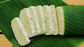 tempe fette su un' Banana le foglie. tempeh o tempe è un indonesiano specialità. foto