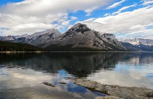 lago minnewanka scenario nel Banff nazionale parco, alberta, Canada foto
