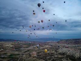 caldo aria Palloncino volo nel goreme nel tacchino durante Alba. cavalcata nel un' caldo aria Palloncino, il maggior parte popolare attività nel cappadocia. romantico e famoso viaggio destinazione. foto