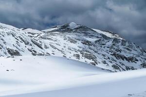Visualizza un' bellissimo montagna gamma con neve durante inverno. montagna per alpino scalatori. avventuroso stile di vita. foto