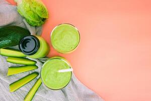 superiore Visualizza, avocado e verde cos insalata miscelato nel un' bicchiere, salutare potabile acqua. foto