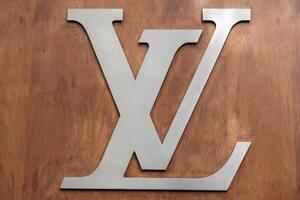 4 Maggio 2023 Parigi, Francia. vicino su di Louis vuitton firma marca logo su un' legna rivestito parete. foto