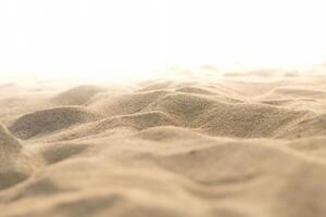 il spiaggia sabbia su bianca sfondo foto