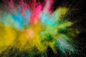 colorato polvere esplosione. astratto avvicinamento polvere su sfondo. colorato esplodere. dipingere holi foto