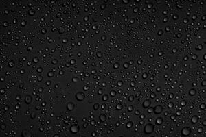 gocce d'acqua su sfondo nero foto