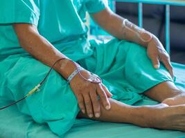 mano di anziano uomo paziente è dando sangue durante trattare anemia nel paziente foto