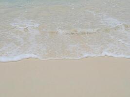 bellissimo morbido bianca bolla di mare onda su il spiaggia a Phuket, Tailandia foto