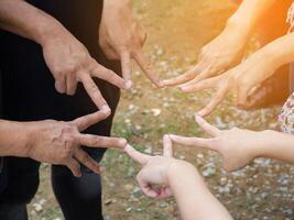 superiore Visualizza di persone fare un' stella forma con dita mostrando unità e lavoro di squadra foto