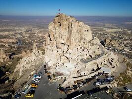 aereo fuco Visualizza di il uchisar castello nel cappadocia, tacchino durante tramonto. Questo alto roccia vulcanica affioramento è uno di di cappadocia maggior parte prominente punti di riferimento. foto