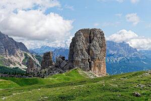 Visualizza di cinque Torri, famoso arrampicata e alpinista posto nel il dolomiti, Italia. foto