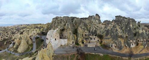 panoramico Visualizza di il goreme Aperto aria Museo nel cappadocia, tacchino. Questo unesco mondo eredità luogo è un essenziale fermare su qualunque cappadociano itinerario. turisti visitare il storico luogo. foto