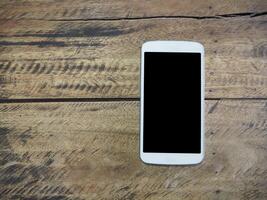 smartphone su sfondo di legno foto