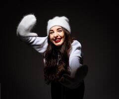 un' donna con un' bianca cappello e un' bellissimo Sorridi foto