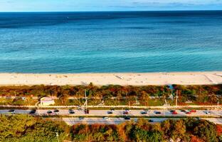 aereo Visualizza di miami spiaggia e oceano. un espansivo Visualizza di miami spiaggia e il vasto oceano allungamento al di là esso, prese a partire dal sopra. foto