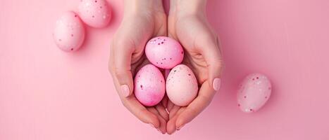 ai generato donna di mani delicatamente culla un' pastello rosa dipinto Pasqua uovo, ai generato. foto