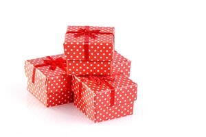 bellissimo nuovo anno rosso regalo scatole su bianca sfondo foto