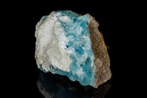 macro pietra cobalto calcite minerale su un' nero sfondo foto