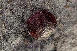 macro minerale pietra granato nel roccia su un' bianca sfondo foto