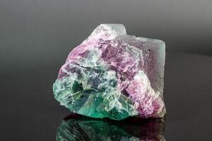 macro minerale pietra rosso e verde fluorite su un' nero sfondo foto