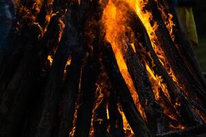 bellissimo fuoco fiamme su un' fuoco di bivacco foto