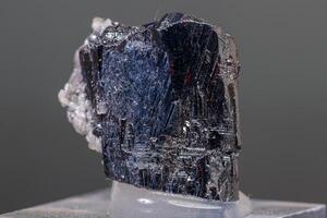 macro minerale acantite pietra su un' nero sfondo foto