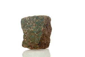 macro minerale pietra barite su un' bianca sfondo foto