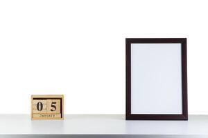 di legno calendario 05 gennaio con telaio per foto su bianca tavolo e sfondo